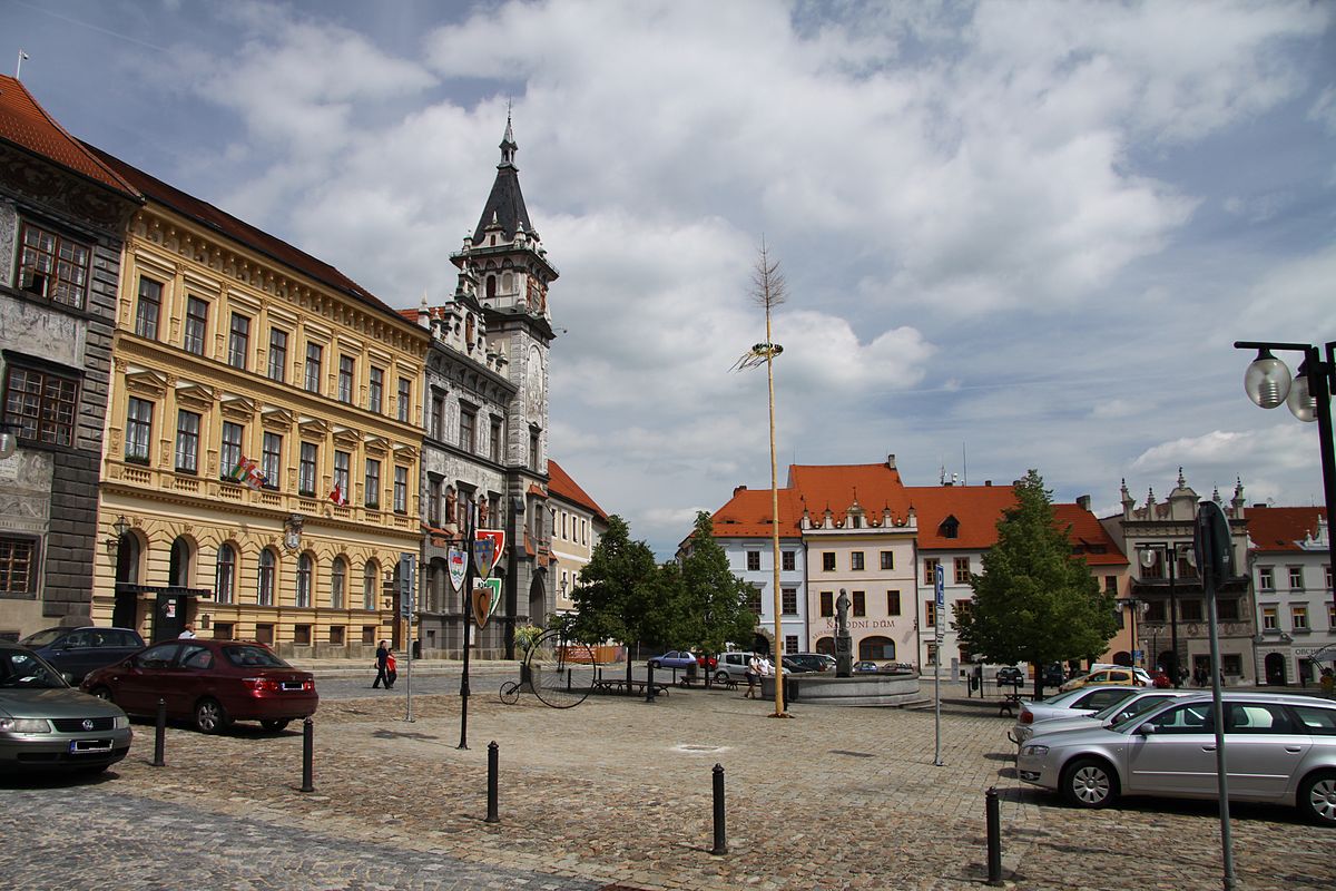 1200px-Town_hall_in_Prachatice_in_2011_(3)